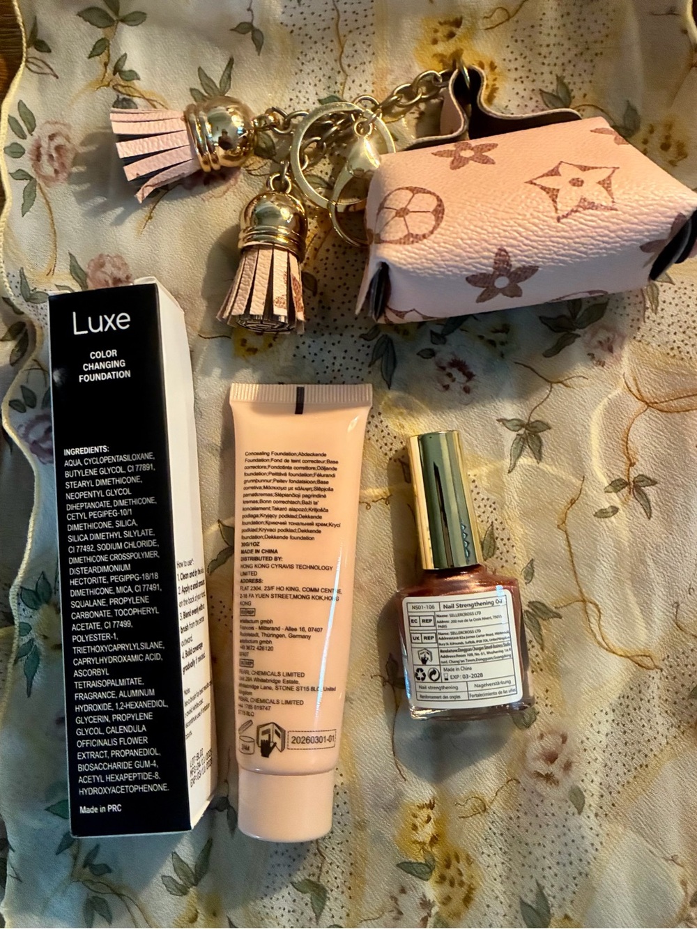 Luxe Foundation Tube in Light to Medium Nude - Picture 3 of 5